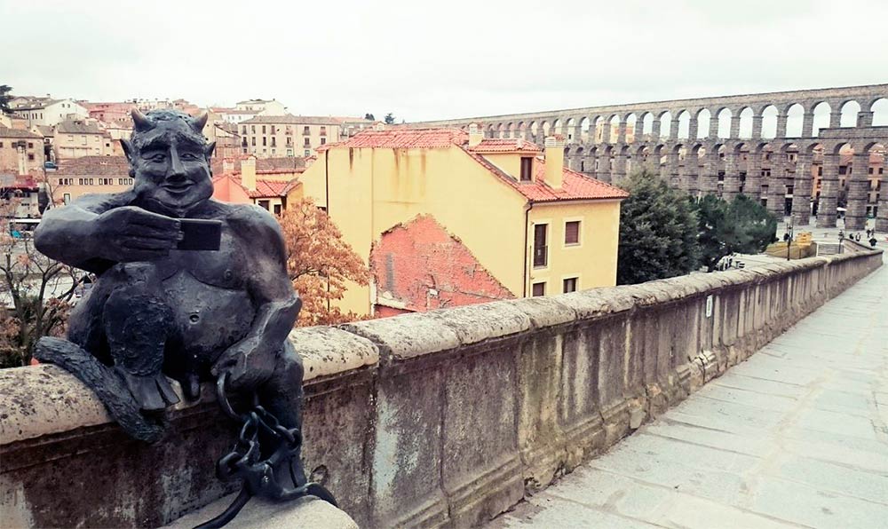 Hazte un 'selfi' con el diablillo de Segovia y, además, visita Pedraza. Casa rural 'El Encanto de la Villa'
