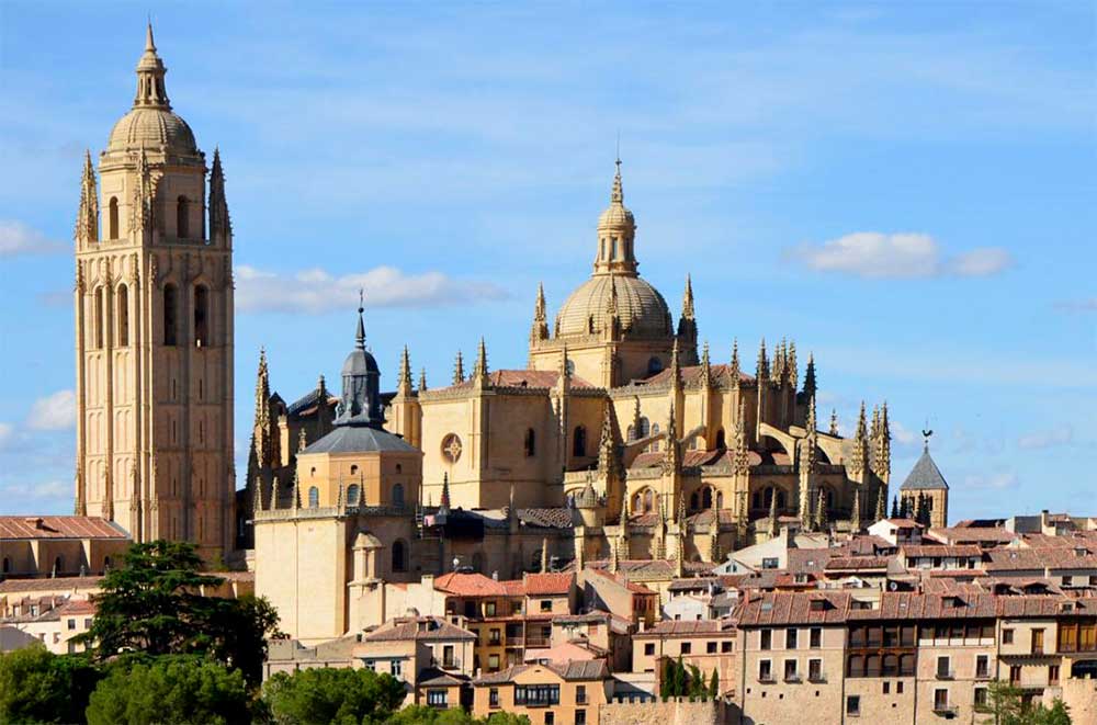 Ven a ver la torre de La Catedral de Segovia y aprovecha para visitar Pedraza desde nuestra casa rural